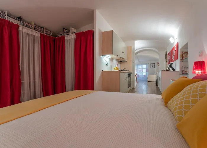 Red Near Porta Nuova By Wonderful Italy * トリノ